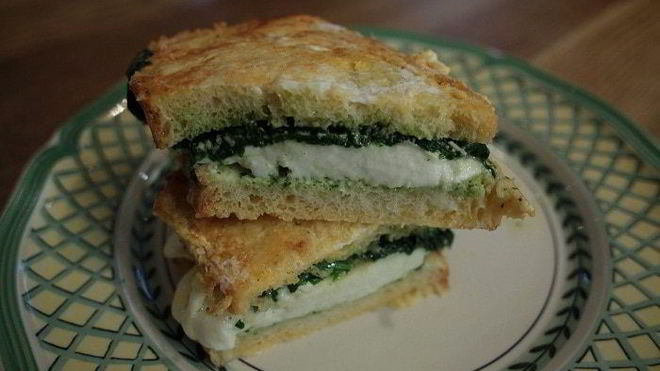 Рецепт Горячего бутерброда с моцареллой, шпинатом и соусом песто