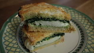Рецепт Горячего бутерброда с моцареллой, шпинатом и соусом песто