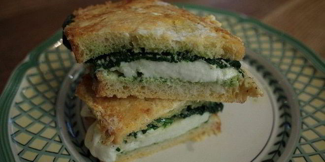 Рецепт горячего бутерброда с моцареллой, шпинатом и соусом песто