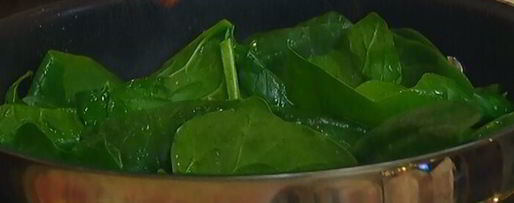 Шаг 4: горячего бутерброда с моцареллой, шпинатом и соусом песто