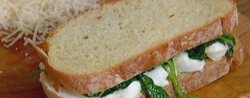 Шаг 6: горячего бутерброда с моцареллой, шпинатом и соусом песто