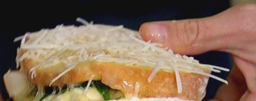 Шаг 7: горячего бутерброда с моцареллой, шпинатом и соусом песто