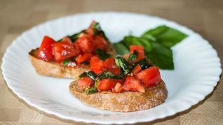 Рецепт Итальянской брускетты с базиликом и помидорами