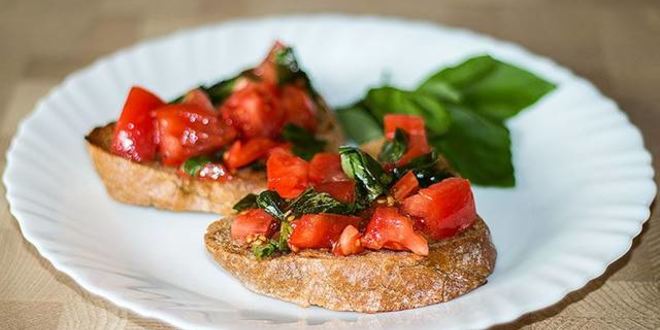 Рецепт итальянской брускетты с базиликом и помидорами