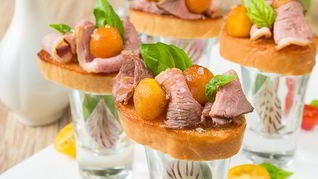 Рецепт Мини-брускетт с уткой и карамелизированными яблоками