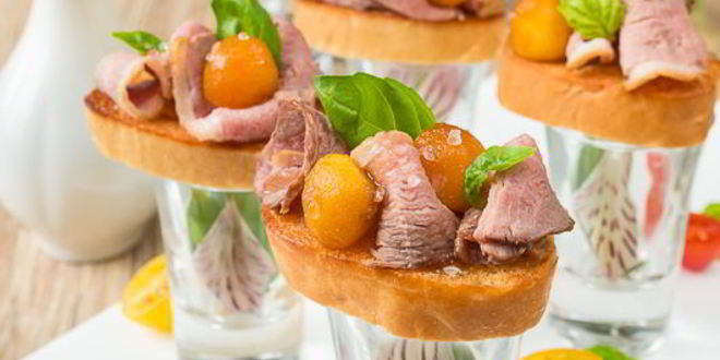 Рецепт мини-брускетт с уткой и карамелизированными яблоками