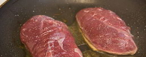 Шаг 5: мини-брускетт с уткой и карамелизированными яблоками