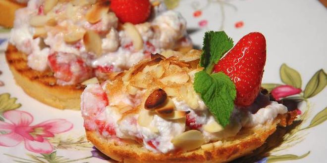 Рецепт сладкой брускетты с рикоттой и клубникой