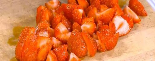 Шаг 2: сладкой брускетты с рикоттой и клубникой