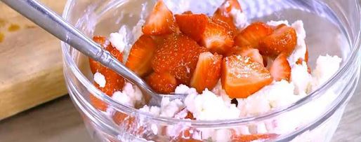 Шаг 3: сладкой брускетты с рикоттой и клубникой