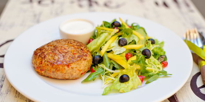 Рецепт бургера из индейки с зеленым салатом и фермерской сметаной