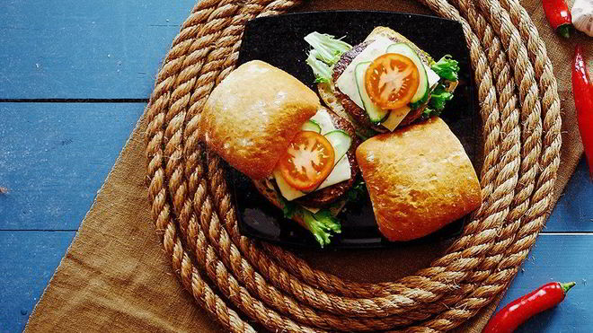 Рецепт Бургера из мраморной говядины в чиабатте