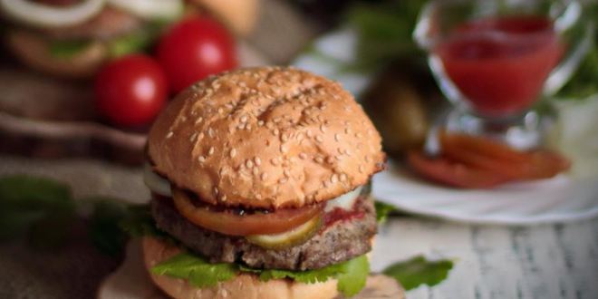 Рецепт бургера с гречневой котлетой, кинзой и жареным луком