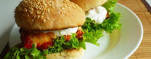 Шаг 4: бургера с курицей и соусом из голубого сыра