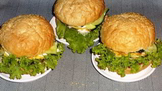 Рецепт Бургера с курицей, омлетом и огурцом