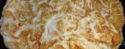 Шаг 2: бургера с курицей, омлетом и огурцом