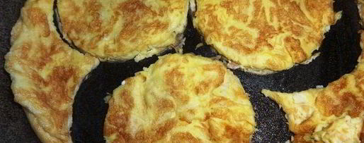 Шаг 3: бургера с курицей, омлетом и огурцом