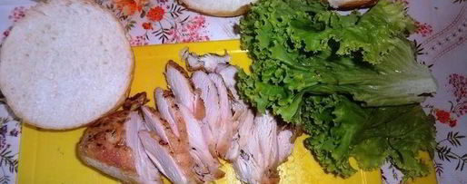 Шаг 4: бургера с курицей, омлетом и огурцом