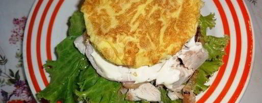 Шаг 6: бургера с курицей, омлетом и огурцом