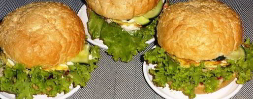 Шаг 9: бургера с курицей, омлетом и огурцом