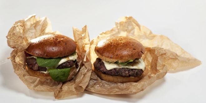 Рецепт бургера с луковым конфитюром и соусом блю-чиз