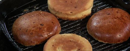 Шаг 3: бургера с луковым конфитюром и соусом блю-чиз