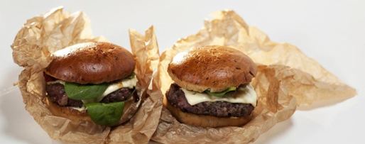 Шаг 4: бургера с луковым конфитюром и соусом блю-чиз