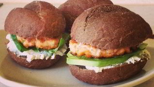 Рецепт Бургера с семгой и авокадо