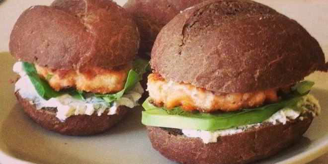 Рецепт бургера с семгой и авокадо