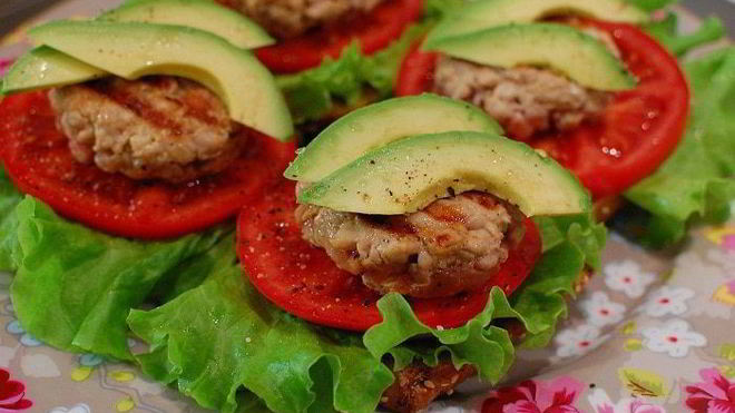 Рецепт Бургеров с котлетками из тунца и авокадо