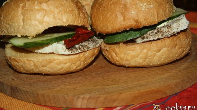 Рецепт Бургеров с отварным куриным филе и вялеными томатами