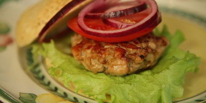 Рецепт бургеров с тунцом, луком и помидорами