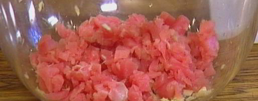 Шаг 3: бургеров с тунцом, луком и помидорами