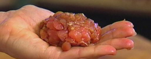 Шаг 4: бургеров с тунцом, луком и помидорами