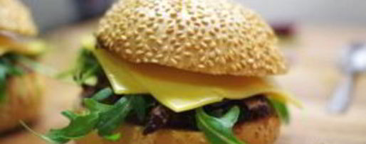 Шаг 6: бургеров с тушеным мясом