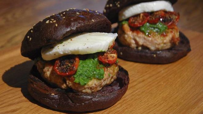 Рецепт Бургеров с вялеными помидорами на черных булочках