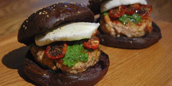 Рецепт бургеров с вялеными помидорами на черных булочках