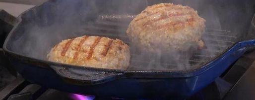 Шаг 4: бургеров с вялеными помидорами на черных булочках