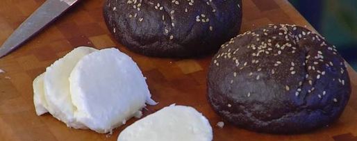 Шаг 8: бургеров с вялеными помидорами на черных булочках