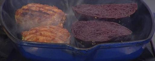 Шаг 9: бургеров с вялеными помидорами на черных булочках