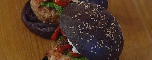 Шаг 10: бургеров с вялеными помидорами на черных булочках