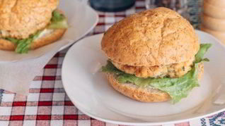 Рецепт Гамбургеров с курицей, фетой и шпинатом