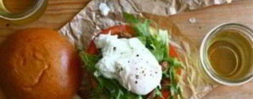 Шаг 3: гамбургеров со свининой, яйцами и помидором