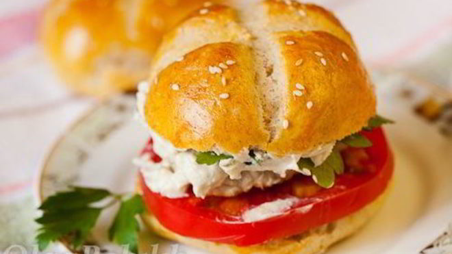 Рецепт Куриного бургера с булочками из трех видов муки