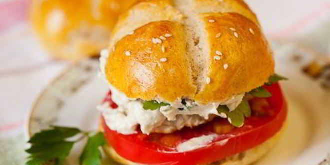 Рецепт куриного бургера с булочками из трех видов муки