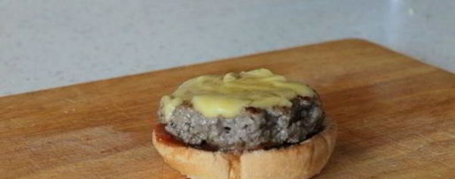 Шаг 3: мексиканского бургера с манговой сальсой и козьим сыром