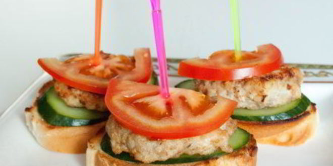 Рецепт мини-бургеров из курицы с соусом айоли