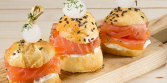 Рецепт закусочных мини-бургеров с семгой