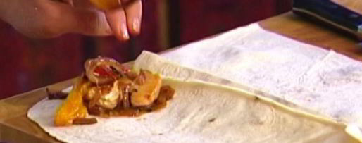 Шаг 10: буррито с индейкой, помидорами и сыром