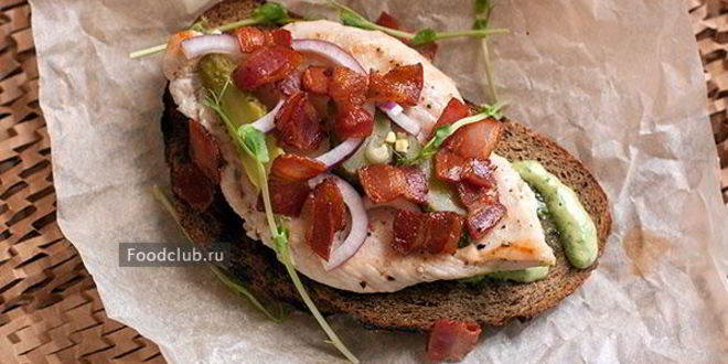Рецепт бутерброда с курицей и беконом